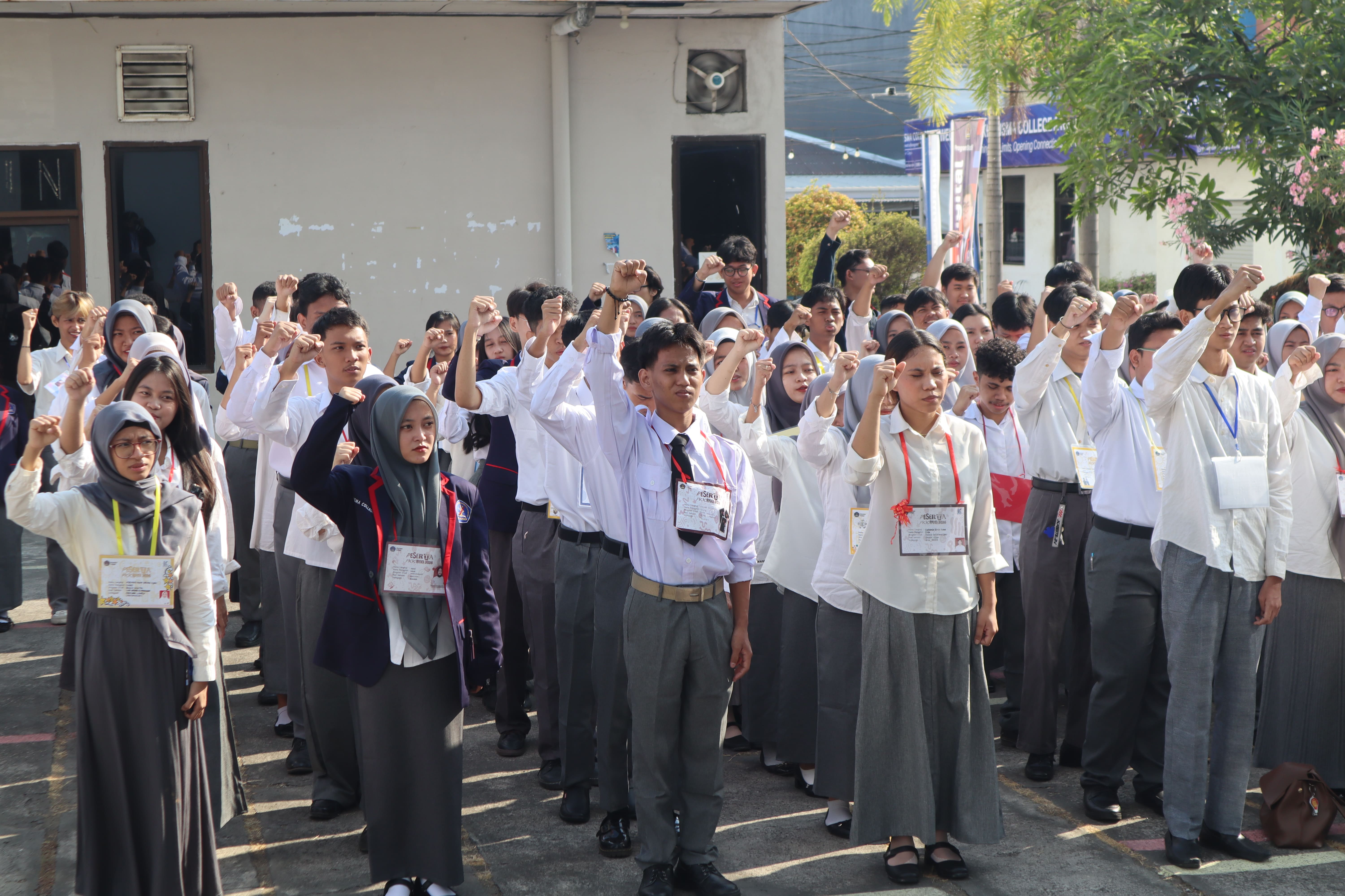 Hari Kelima Jadi Puncak Keseruan PKKMB 2026! Maba KHARISMA College Resmi Berkemeja Almamater