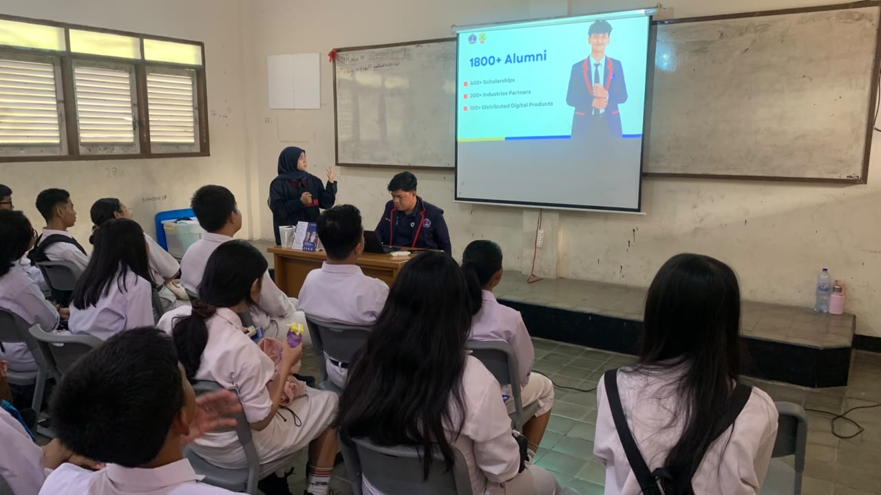 KHARISMA College Sapa Siswa di Expo Pendidikan SMA Katolik Cenderawasih Makassar