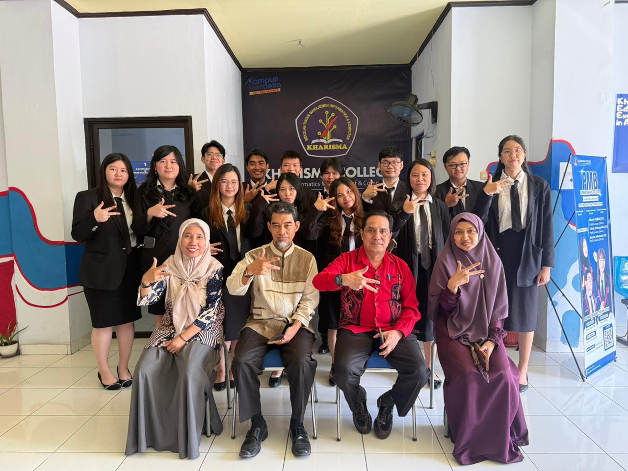13 Mahasiswa STMIK KHARISMA Makassar Resmi Menyandang Gelar Setelah Yudisium