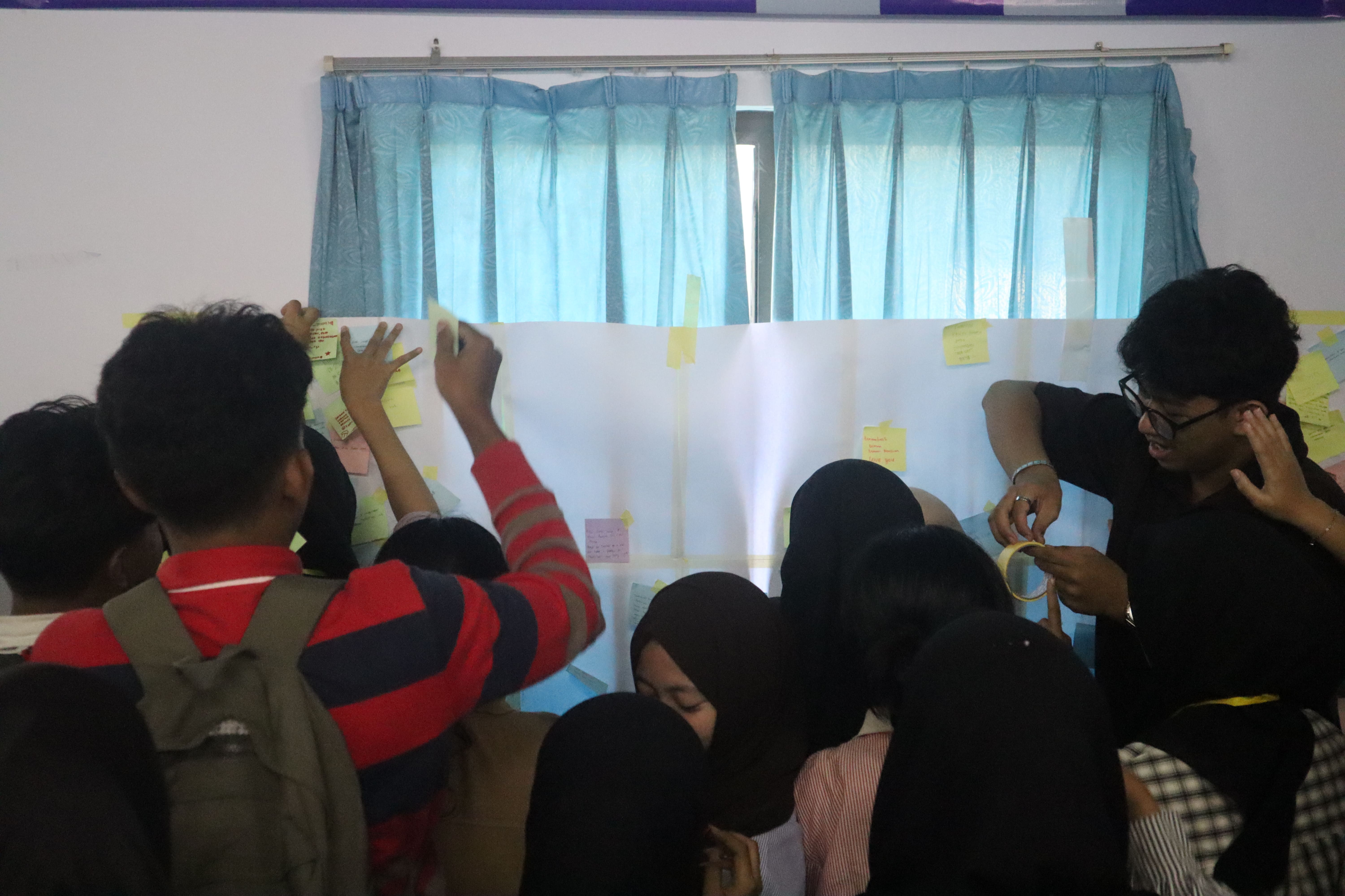 Hari Ke-4 PKKMB KHARISMA College Sukses Gabungkan Latihan Mental & Panasnya Panggung Hackathon